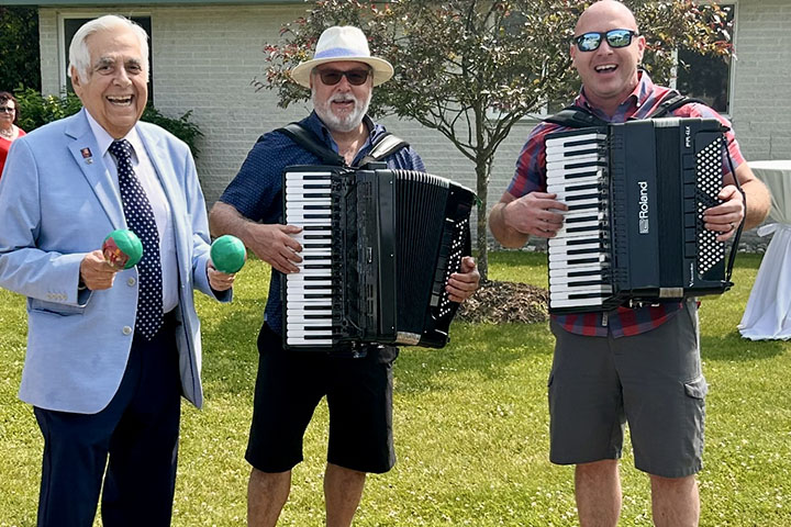 Entertaining the crown were (from left) Dominin LaRosa on maracas, Joe Recchia on accordion and Mike Zawojsky on accordion.